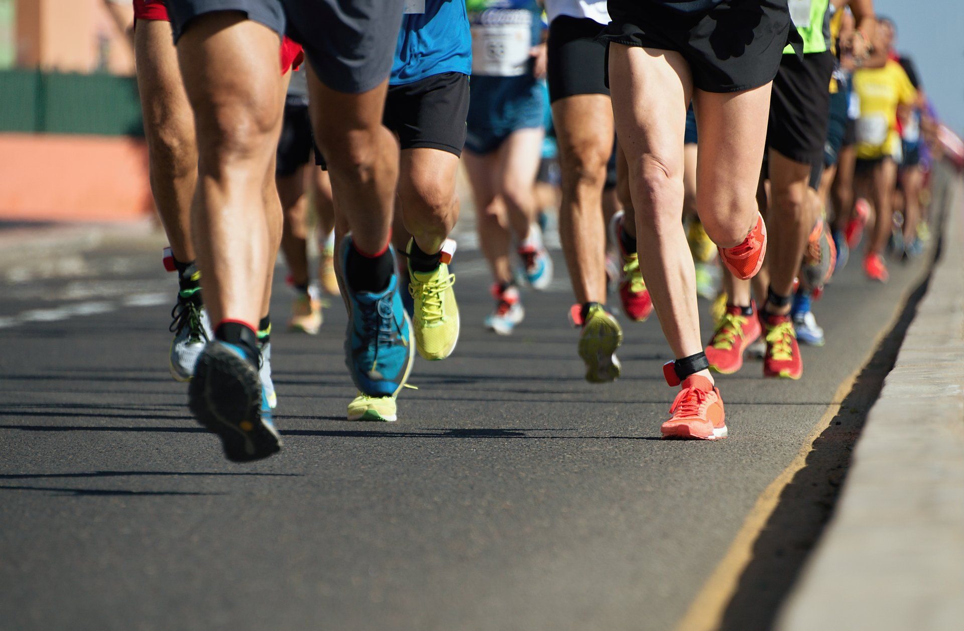 marathon-running-light-eveningrunning-on-city-776440840-2880w